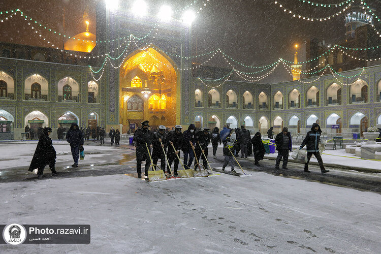 بارش برف شبانگاهی در حرم مطهر رضوی