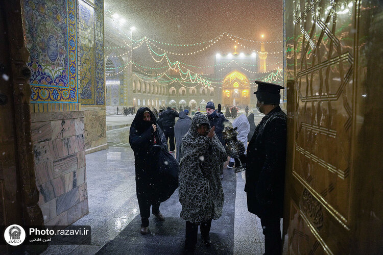 بارش برف شبانگاهی در حرم مطهر رضوی