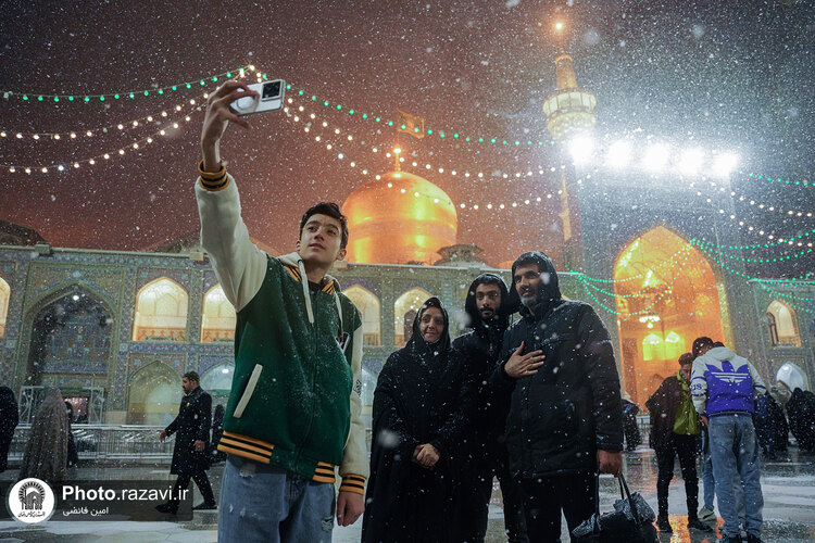 بارش برف شبانگاهی در حرم مطهر رضوی