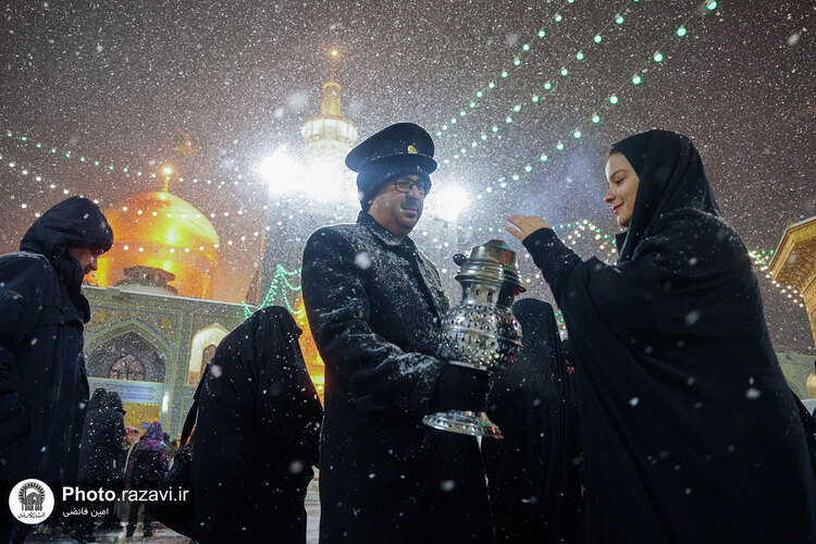 بارش برف شبانگاهی در حرم مطهر رضوی