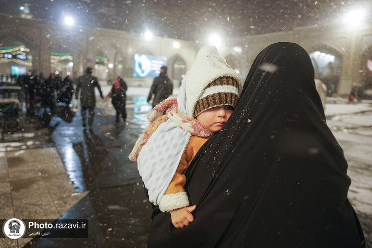 بارش برف شبانگاهی در حرم مطهر رضوی