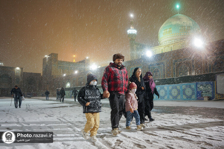 بارش برف شبانگاهی در حرم مطهر رضوی