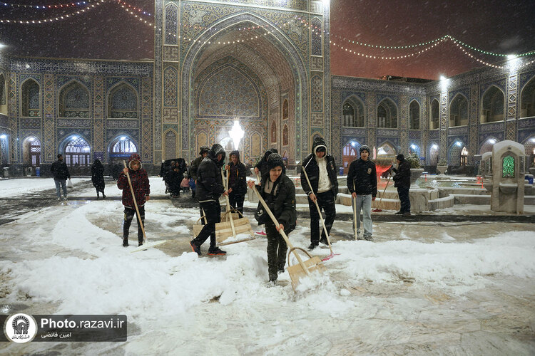 بارش برف شبانگاهی در حرم مطهر رضوی