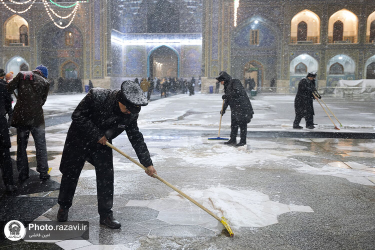 بارش برف شبانگاهی در حرم مطهر رضوی