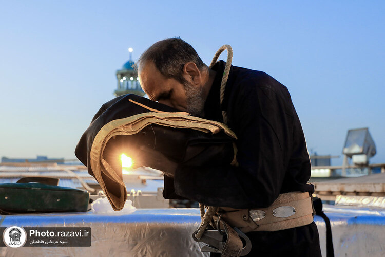 تعویض پرچم گنبد منور رضوی به مناسبت شهادت امام صادق علیه السلام