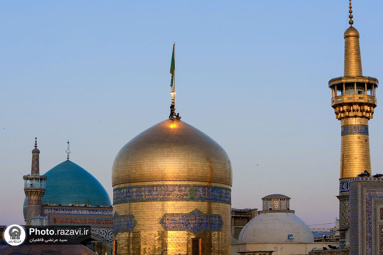تعویض پرچم گنبد منور رضوی به مناسبت شهادت امام صادق علیه السلام