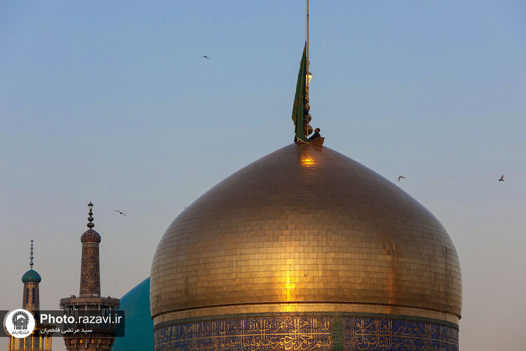 تعویض پرچم گنبد منور رضوی به مناسبت شهادت امام صادق علیه السلام