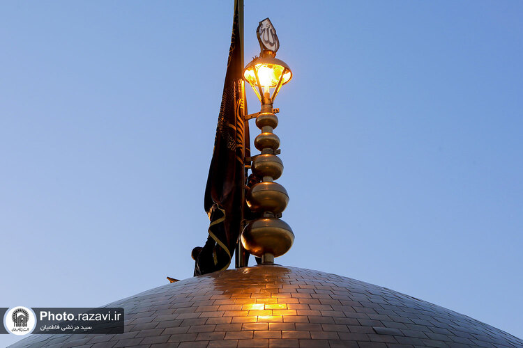 تعویض پرچم گنبد منور رضوی به مناسبت شهادت امام صادق علیه السلام