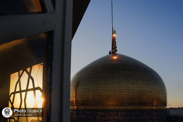 تعویض پرچم گنبد منور رضوی به مناسبت شهادت امام صادق علیه السلام