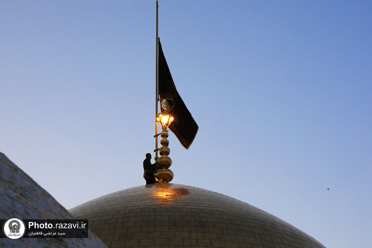 تعویض پرچم گنبد منور رضوی به مناسبت شهادت امام صادق علیه السلام