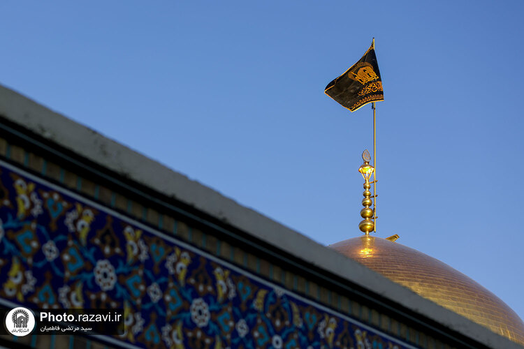 تعویض پرچم گنبد منور رضوی به مناسبت شهادت امام صادق علیه السلام