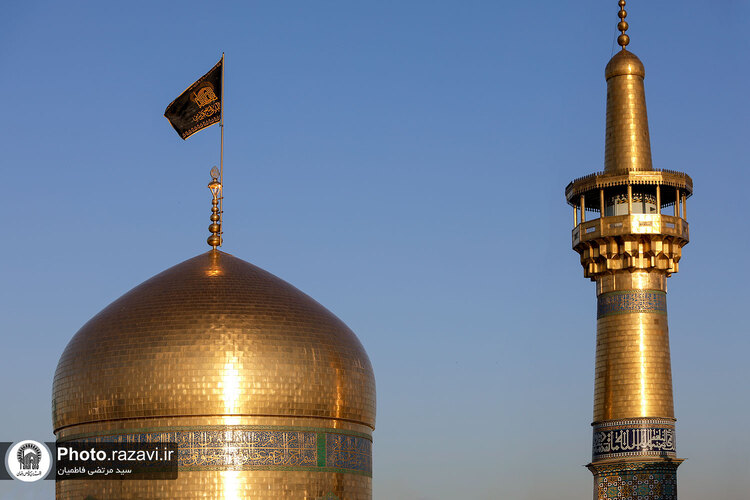 تعویض پرچم گنبد منور رضوی به مناسبت شهادت امام صادق علیه السلام