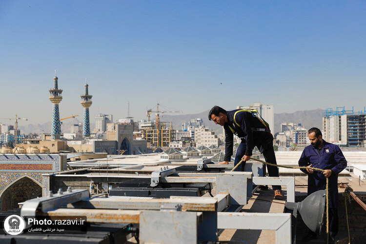 تعویض پرچم گنبد منور رضوی به مناسبت شهادت امام صادق علیه السلام