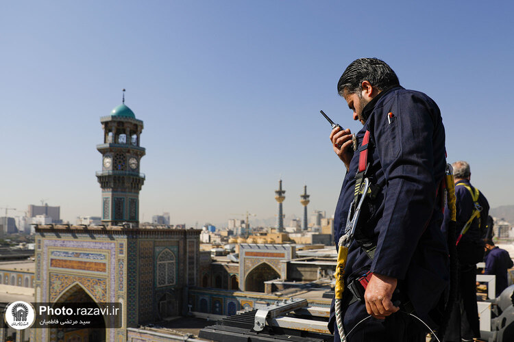 تعویض پرچم گنبد منور رضوی به مناسبت شهادت امام صادق علیه السلام