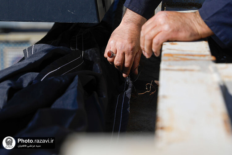 تعویض پرچم گنبد منور رضوی به مناسبت شهادت امام صادق علیه السلام