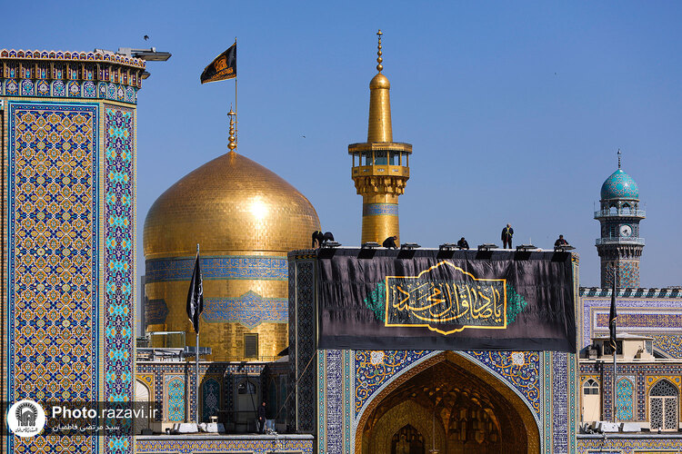 تعویض پرچم گنبد منور رضوی به مناسبت شهادت امام صادق علیه السلام