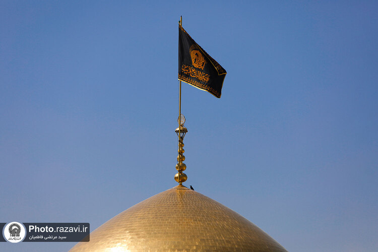 تعویض پرچم گنبد منور رضوی به مناسبت شهادت امام صادق علیه السلام