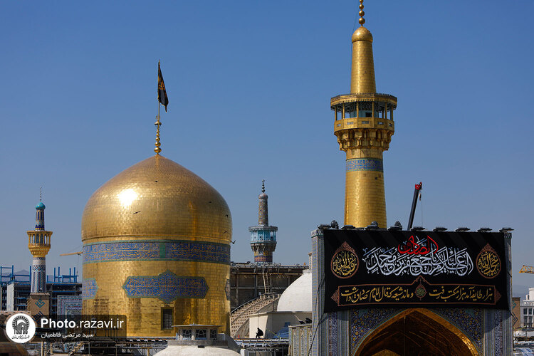 تعویض پرچم گنبد منور رضوی به مناسبت شهادت امام صادق علیه السلام