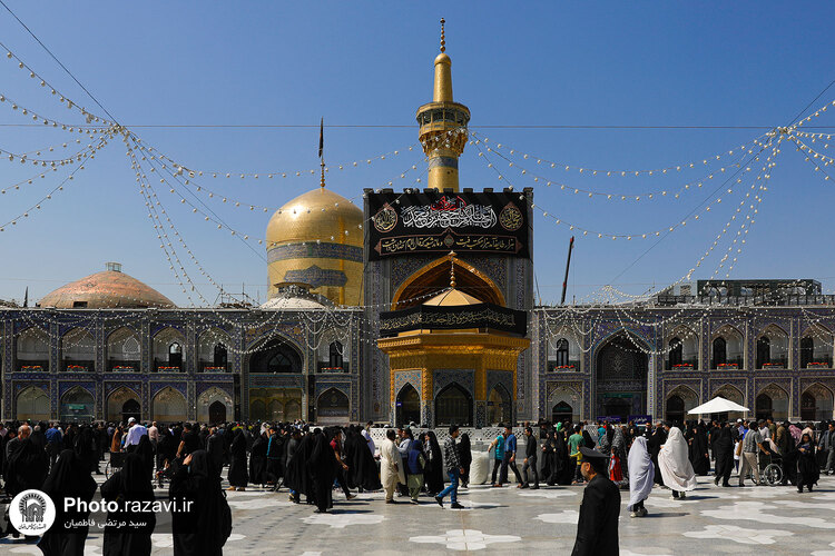 تعویض پرچم گنبد منور رضوی به مناسبت شهادت امام صادق علیه السلام