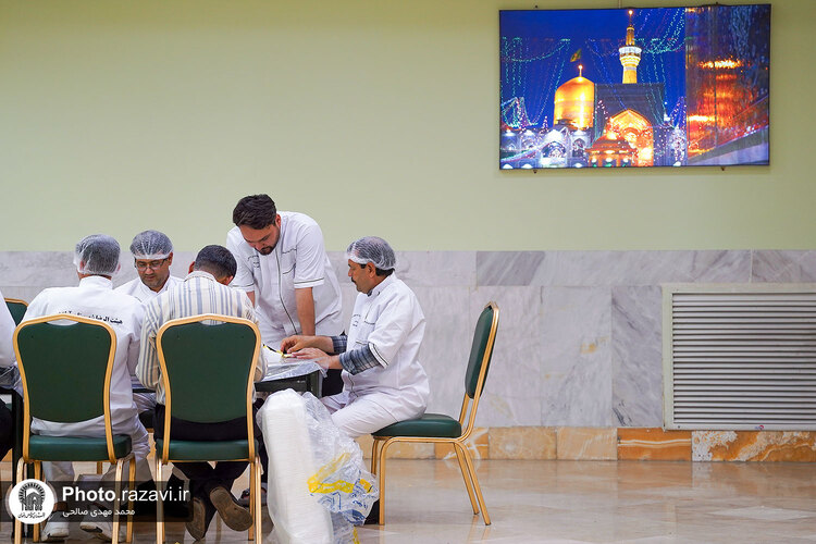 پخت کیک ویژه ولادت امام رضا علیه السلام در حرم مطهر رضوی