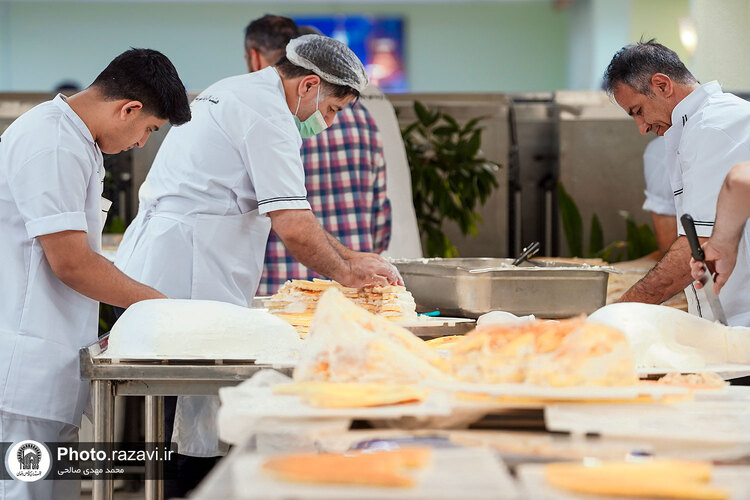 پخت کیک ویژه ولادت امام رضا علیه السلام در حرم مطهر رضوی