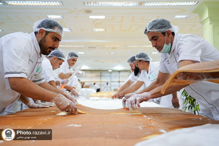 پخت کیک ویژه ولادت امام رضا علیه السلام در حرم مطهر رضوی