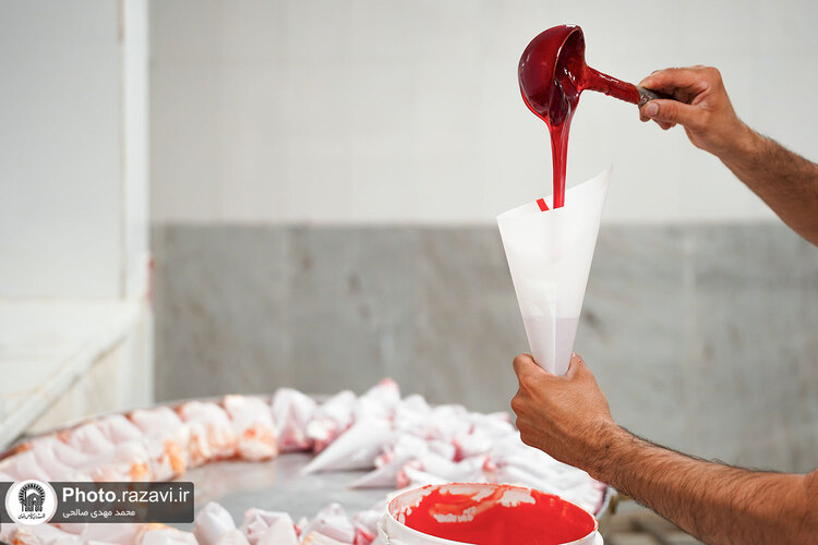 پخت کیک ویژه ولادت امام رضا علیه السلام در حرم مطهر رضوی