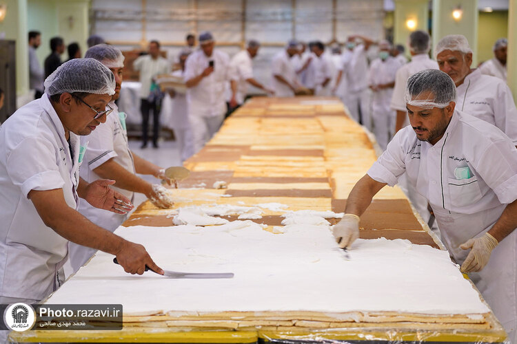 پخت کیک ویژه ولادت امام رضا علیه السلام در حرم مطهر رضوی