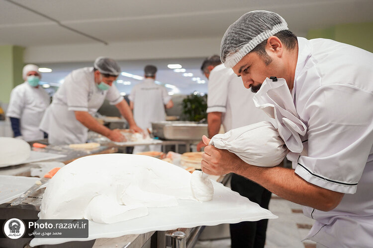 پخت کیک ویژه ولادت امام رضا علیه السلام در حرم مطهر رضوی