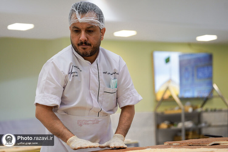 پخت کیک ویژه ولادت امام رضا علیه السلام در حرم مطهر رضوی