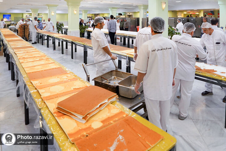 پخت کیک ویژه ولادت امام رضا علیه السلام در حرم مطهر رضوی