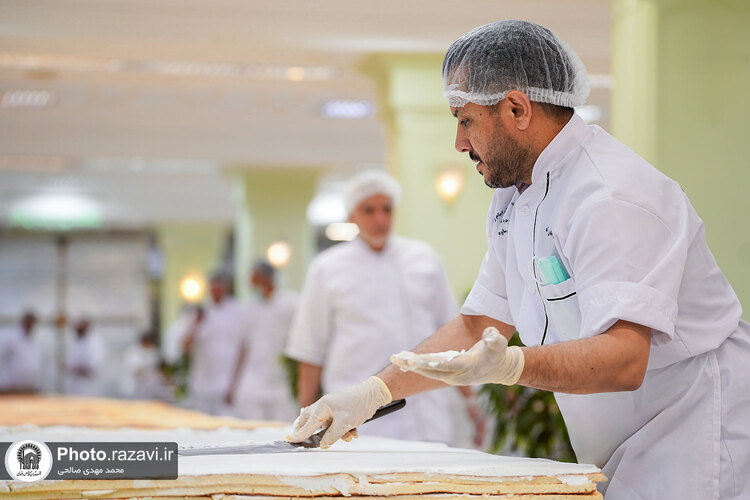 پخت کیک ویژه ولادت امام رضا علیه السلام در حرم مطهر رضوی