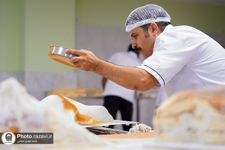 پخت کیک ویژه ولادت امام رضا علیه السلام در حرم مطهر رضوی
