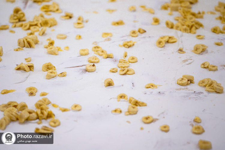 پخت کیک ویژه ولادت امام رضا علیه السلام در حرم مطهر رضوی