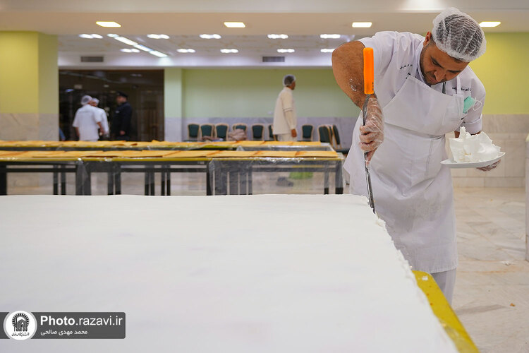 پخت کیک ویژه ولادت امام رضا علیه السلام در حرم مطهر رضوی