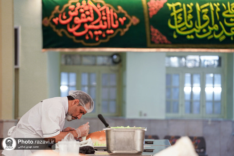 پخت کیک ویژه ولادت امام رضا علیه السلام در حرم مطهر رضوی