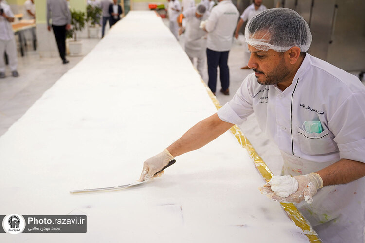 پخت کیک ویژه ولادت امام رضا علیه السلام در حرم مطهر رضوی