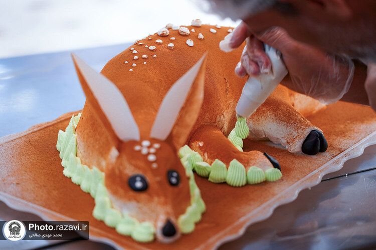 پخت کیک ویژه ولادت امام رضا علیه السلام در حرم مطهر رضوی
