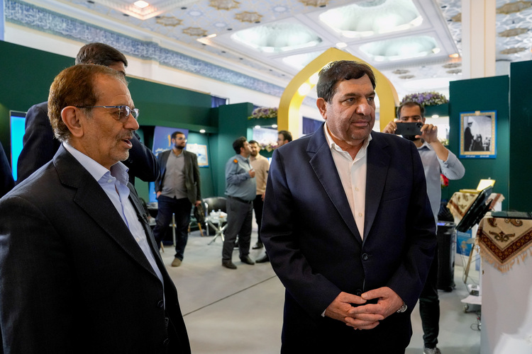 بازدید مسئولین از غرفه آستان قدس رضوی در نمایشگاه کتاب تهران