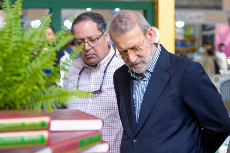 بازدید مسئولین از غرفه آستان قدس رضوی در نمایشگاه کتاب تهران