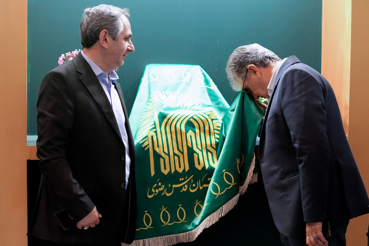 بازدید مسئولین از غرفه آستان قدس رضوی در نمایشگاه کتاب تهران