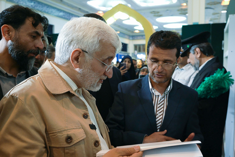 بازدید مسئولین از غرفه آستان قدس رضوی در نمایشگاه کتاب تهران
