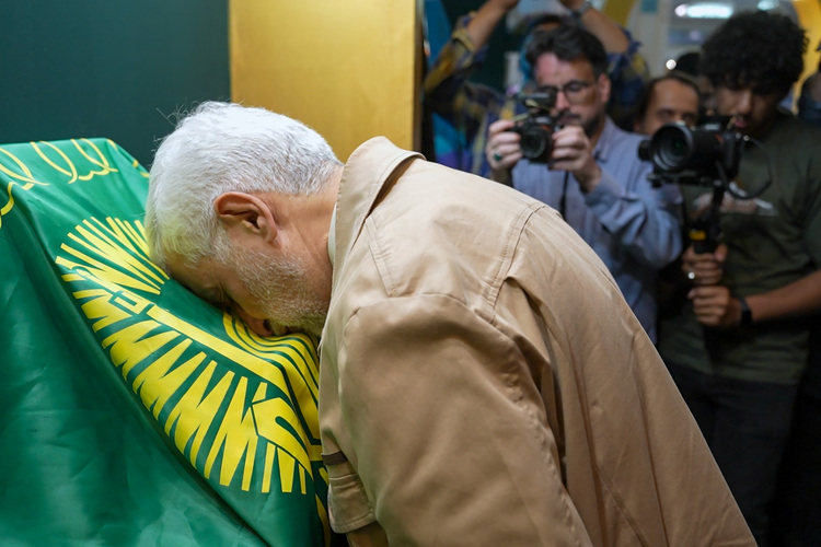 بازدید مسئولین از غرفه آستان قدس رضوی در نمایشگاه کتاب تهران