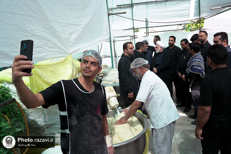 حضور رئیس قوه قضائیه در مواکب اطراف حرم مطهر رضوی