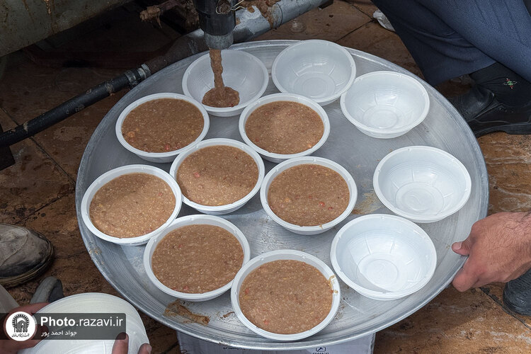 توزیع ۸۸۸۸ وعده شله مشهدی ‌در ظهر روز شهادت امام رضا علیه‌السلام