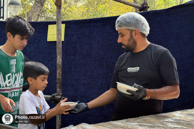 توزیع ۸۸۸۸ وعده شله مشهدی ‌در ظهر روز شهادت امام رضا علیه‌السلام