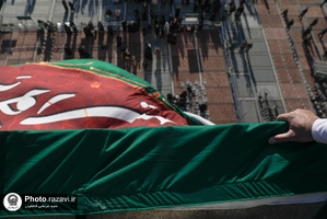  نصب کتیبه‌های ولادت جوادالائمه در حرم مطهر رضوی 