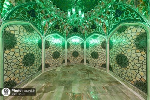  غبارروبی پنجره رواق حضرت معصومه (س) حرم مطهر رضوی 