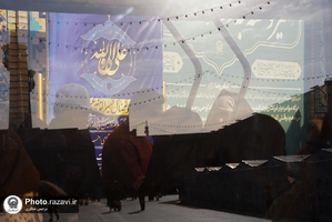  گل آرایی حرم مطهر رضوی در شب میلاد امیرالمومنین علیه‌السلام 