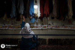 بازدید خادمیاران رسانه‌ای رضوی از شرکت فرش آستان قدس رضوی